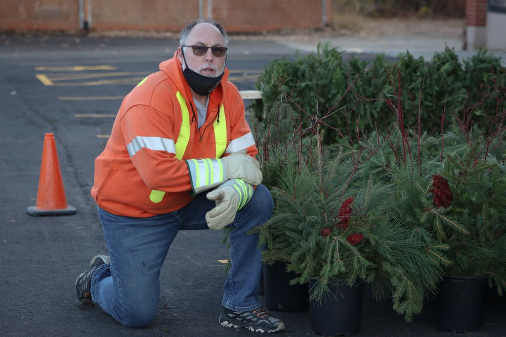 Volunteer Shawn filling up the parking lot with holiday beauty